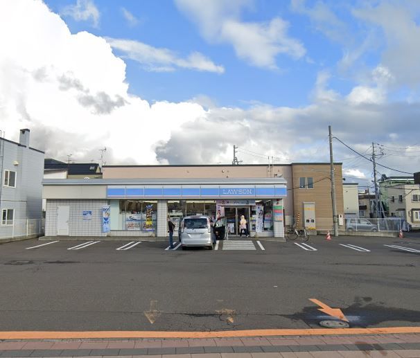 コンビニ　ローソン札幌八軒7条店（コンビニ）まで851m