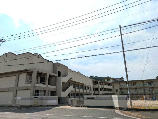 小学校　北九州市立若松中央小学校（小学校）まで650m