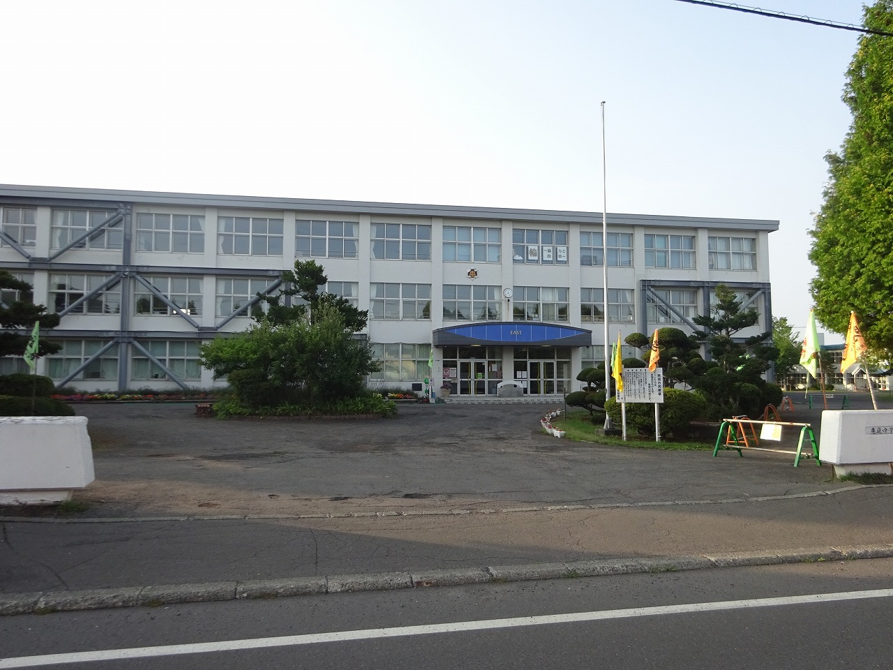 中学校　恵庭市立恵庭中学校（中学校）まで273m