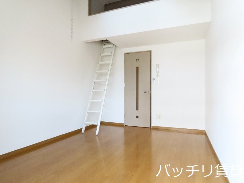 居室・リビング　画像は別号室の為、現状優先とさせて頂きます。