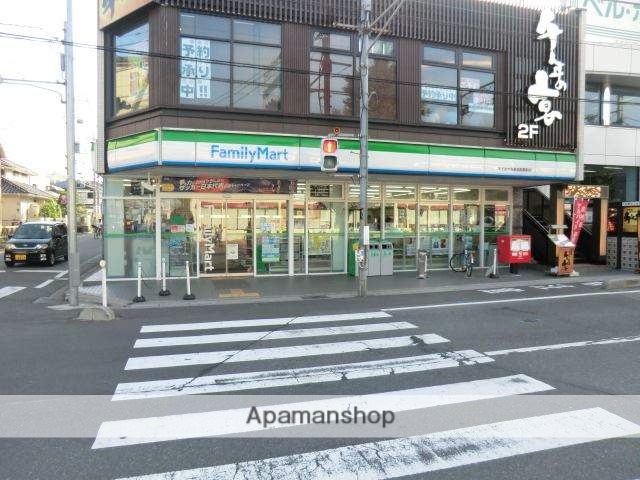 コンビニ　ファミリーマート（コンビニ）まで329m
