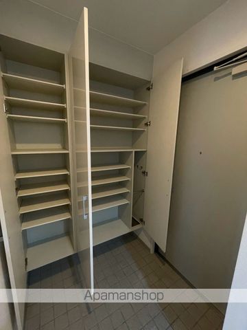 富山地鉄富山市内線 西町駅 徒歩1分 10階建 築15年の玄関写真