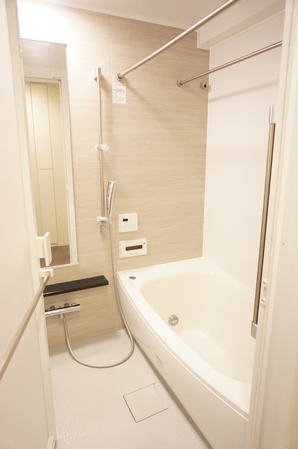 バス・シャワールーム　清潔感のある浴室で、１日の疲れを癒しリラックスできます。