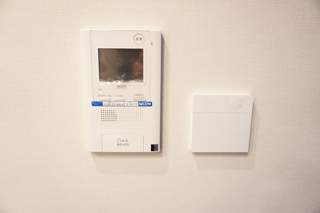 セキュリティ　来訪者の姿を確認できるＴＶモニター付インターホン設置済です！