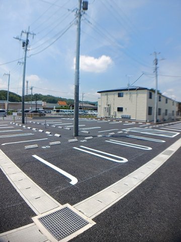 駐車場　駐車場があるので、車を買う予定の方も安心です