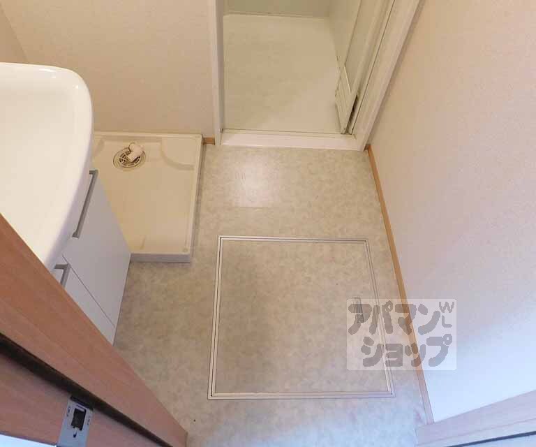 洗面設備　脱衣所広めです