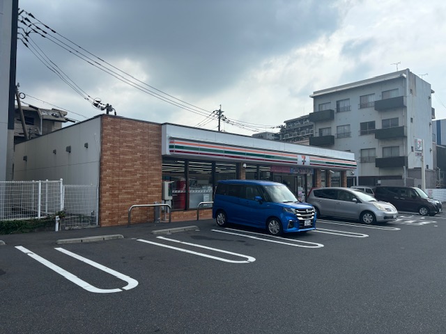コンビニ　セブンイレブン八幡紅梅1丁目店（コンビニ）まで523m