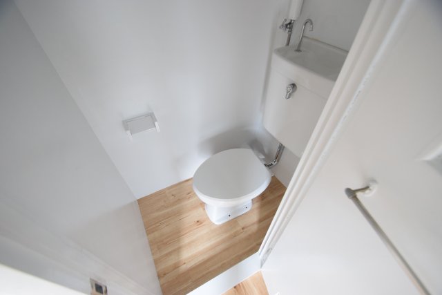 トイレ　落ち着いた色調のトイレです