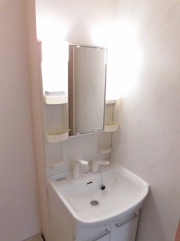 洗面設備　写真は同建物の別部屋を参考に掲載しております。