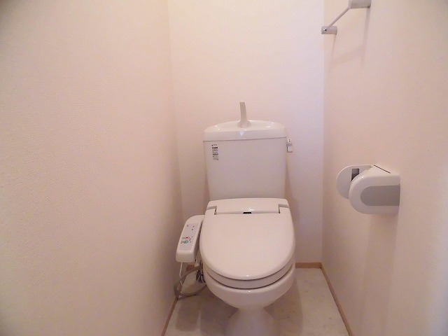トイレ　写真は同建物の別部屋を参考に掲載しております。