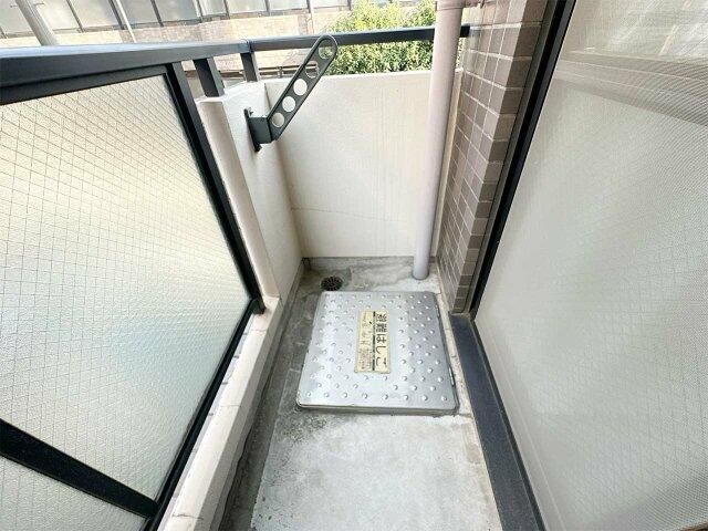 バルコニー　暖かな日差しのふりそそぐバルコニー