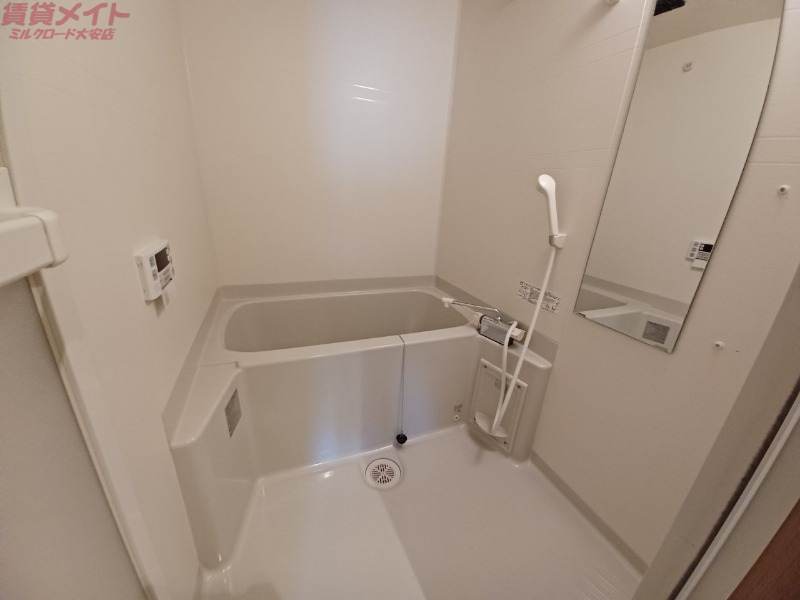 バス・シャワールーム　同物件の別部屋写真です