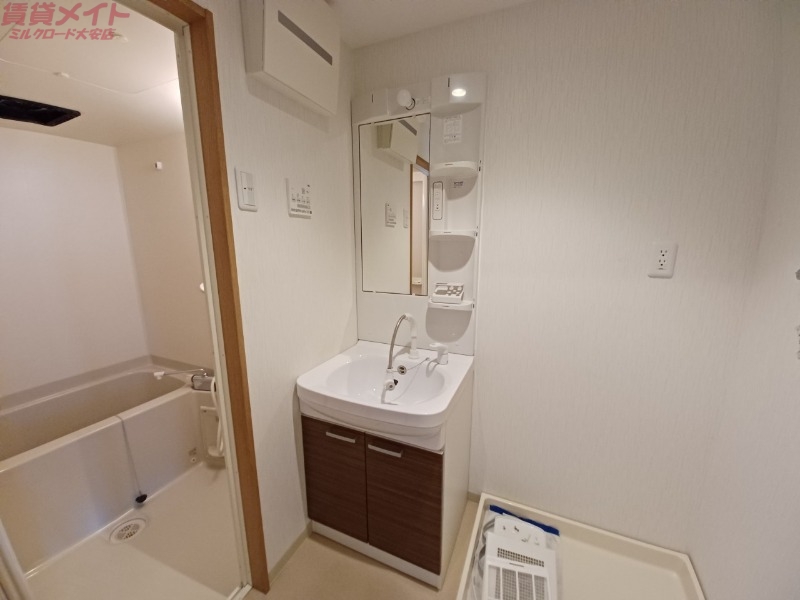 洗面設備　同物件の別部屋写真です