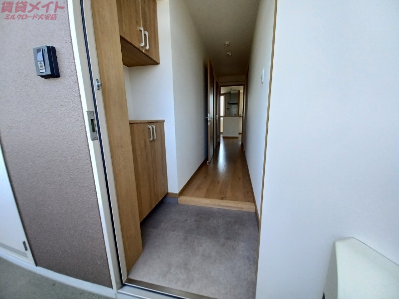 玄関　同物件の別部屋写真です