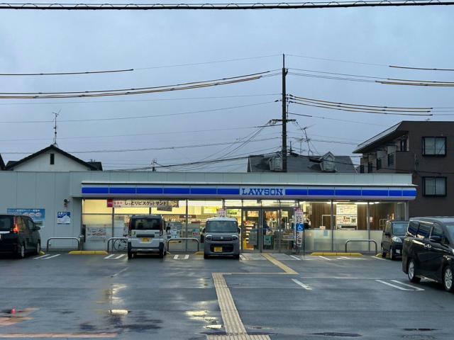 コンビニ　ローソン鳥取緑ケ丘三丁目店（コンビニ）まで611m
