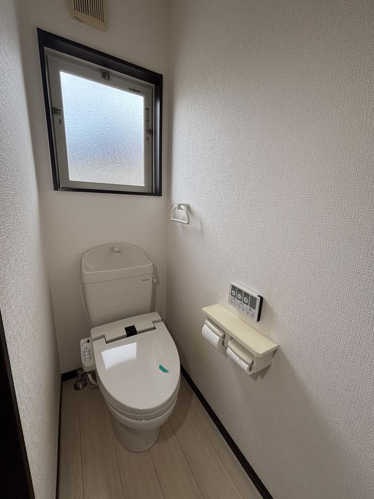 トイレ　窓のある明るいトイレです！