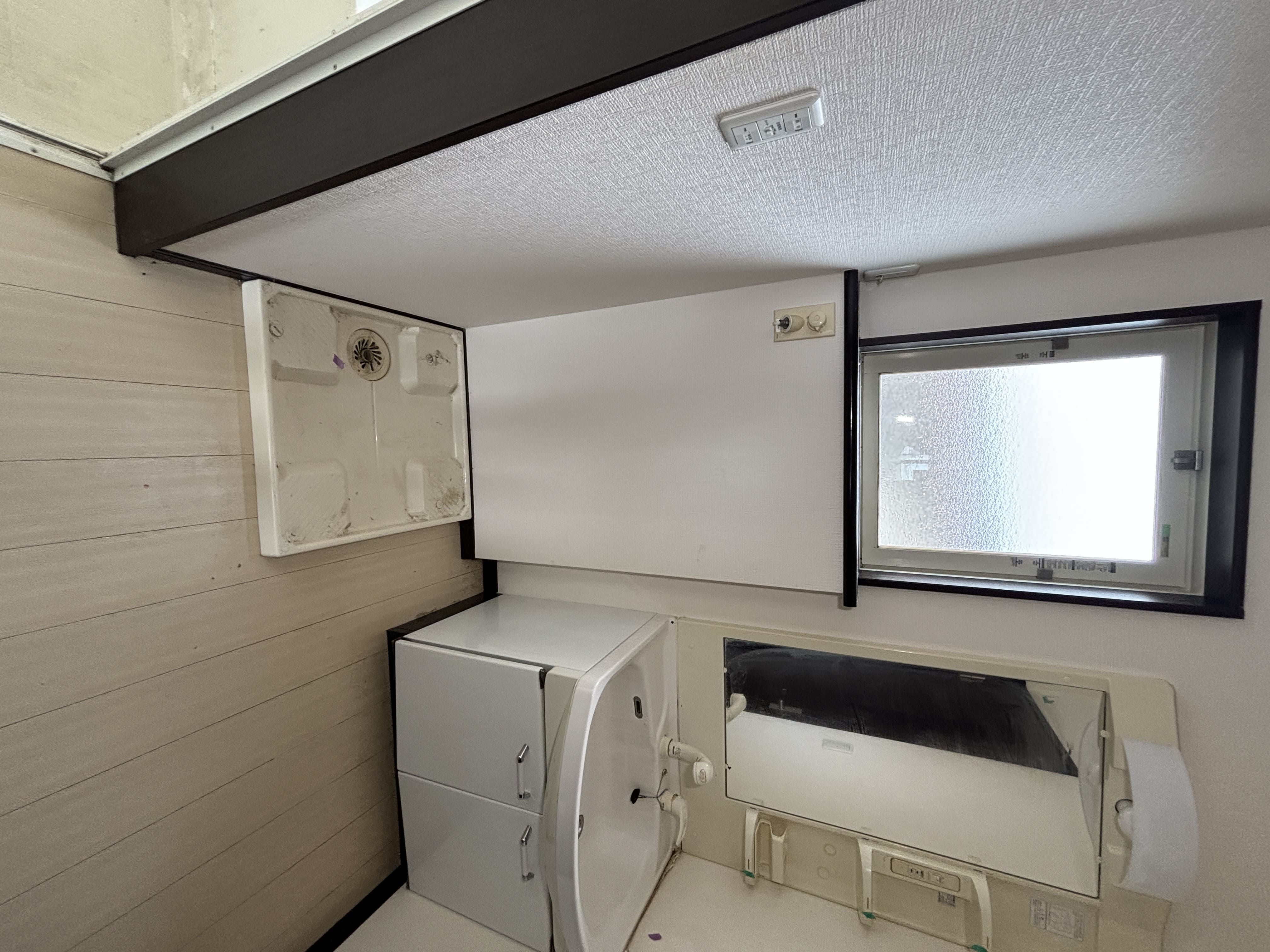 洗面設備　シャワー付洗面化粧台　防水パン（洗濯機置き場）