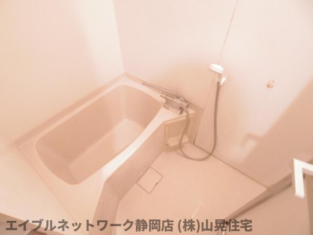 バス・シャワールーム　コンパクトで使いやすいお風呂です