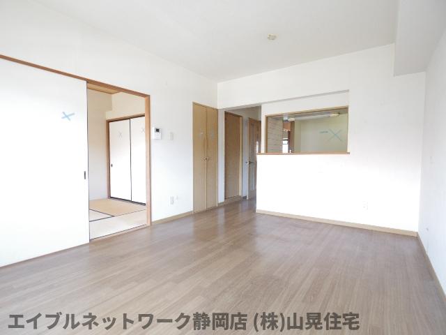 居室・リビング　こちらの居間で趣味の時間をお楽しみください