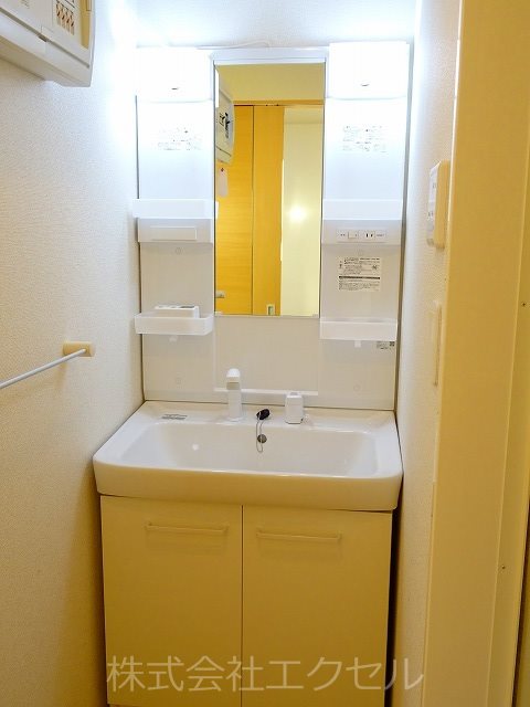 洗面設備　朝の忙しい時に便利な洗面台です。