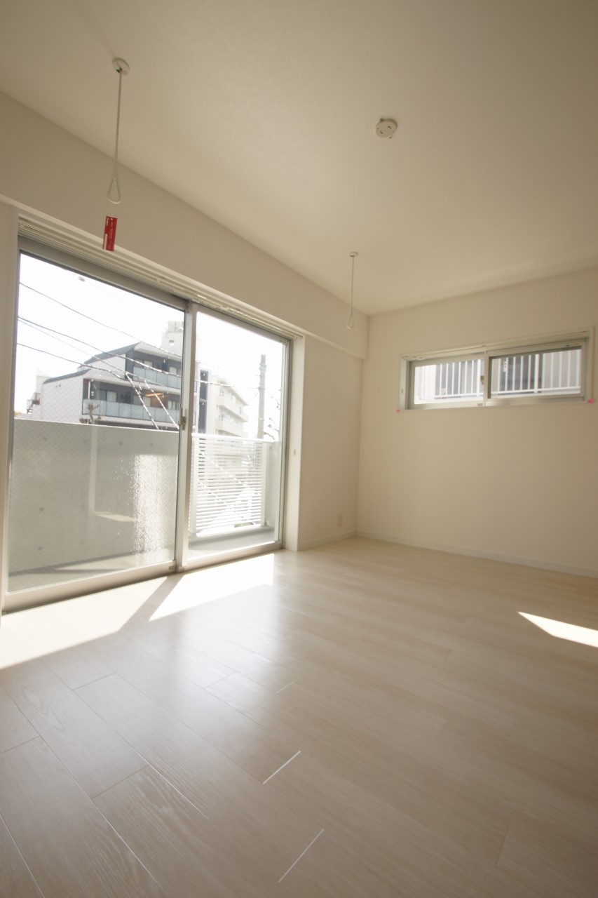 居室・リビング　優しい色合いの床材を使用した居住空間です。