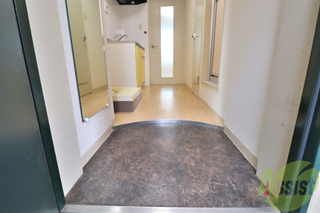 玄関　鏡もあるので出る前に身だしなみのチェックも出来ます！！