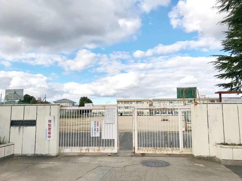 中学校　奈良市立京西中学校（中学校）まで974m