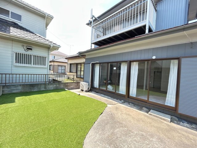 庭　開放的なテラス。ドッグランとしても活用可能。