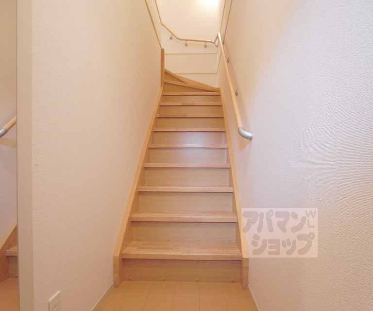 その他部屋・スペース　玄関から２階への階段です。手摺もあり安全です。