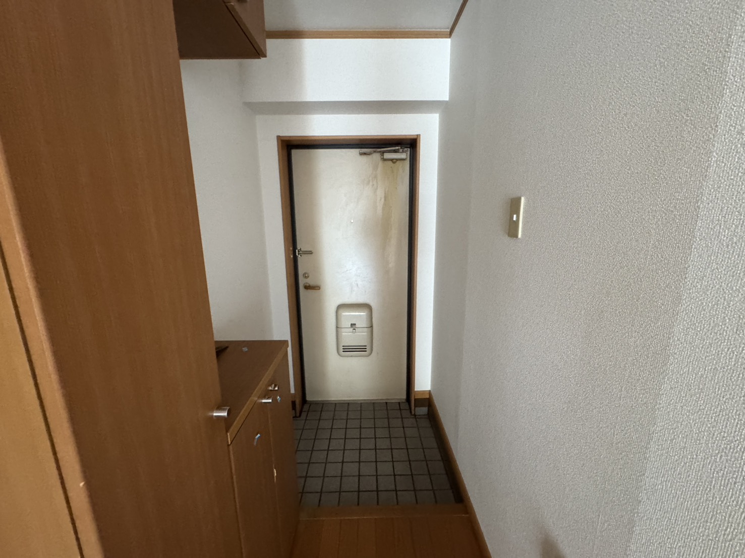 ＪＲ山陽本線 小月駅 徒歩10分 3階建 築23年の玄関写真