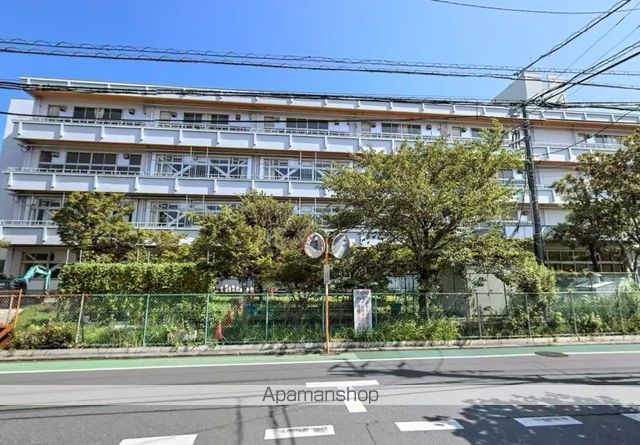 小学校　流山市立鰭ケ崎小学校（小学校）まで331m