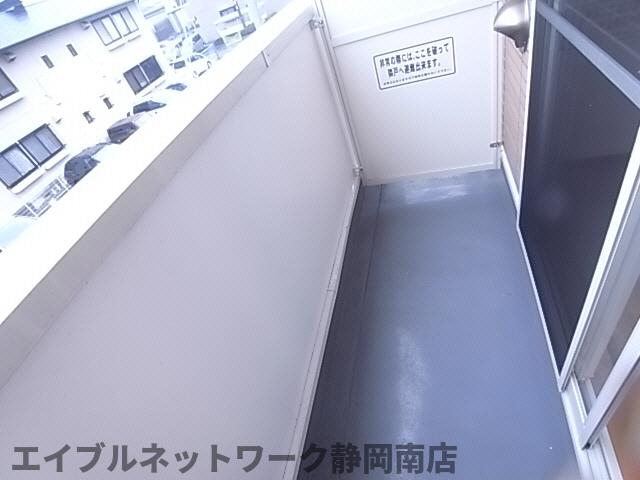 バルコニー　暖かな日差しのふりそそぐバルコニー
