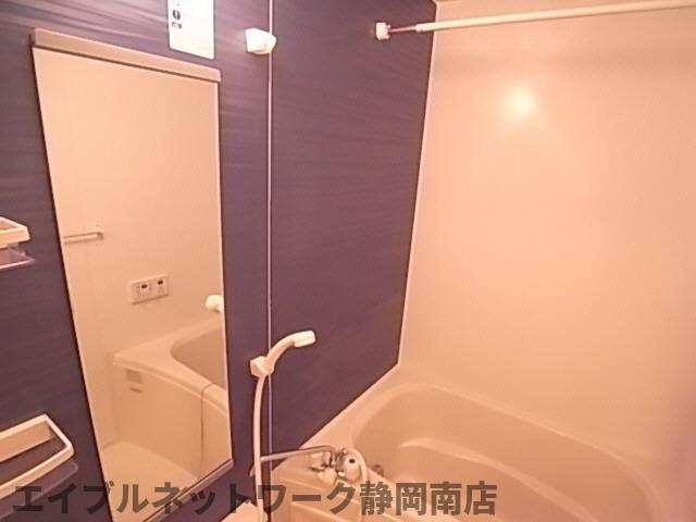 バス・シャワールーム　ゆったりとスペースのある洗面所