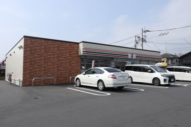 コンビニ　セブンイレブン（コンビニ）まで1100m
