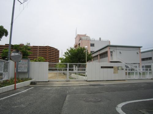 中学校　大阪狭山市立第三中学校（中学校）まで300m