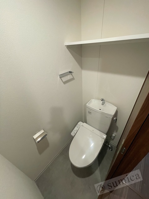 トイレ　人気アイテムの温水洗浄便座。清潔感のあるトイレです。