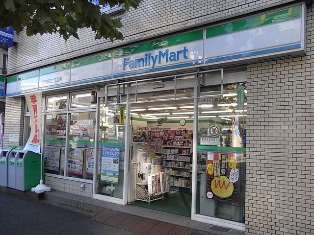 コンビニ　ファミリーマート（コンビニ）まで300m