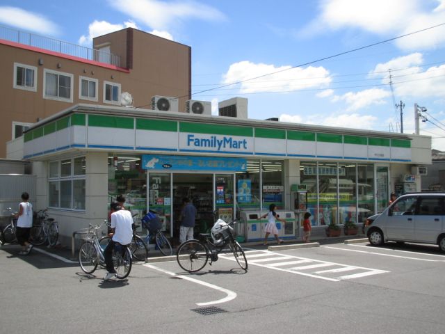 コンビニ　ファミリーマート（コンビニ）まで690m