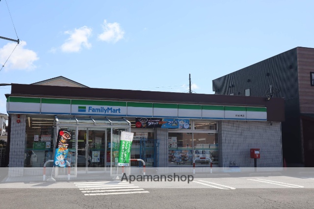コンビニ　ファミリーマート（コンビニ）まで672m