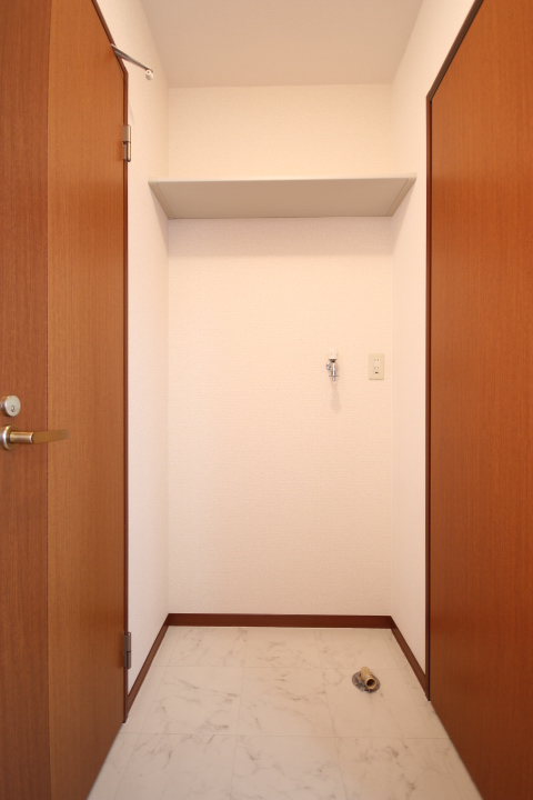 その他　洗濯機置場です！　上部の棚が収納に便利です。
