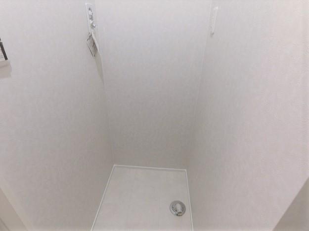 洗面設備　写真は２号室（１号室は反転タイプ）
