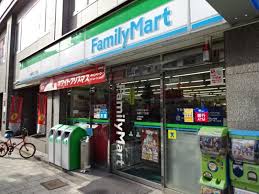 コンビニ　ファミリーマート 瓦屋町二丁目店（コンビニ）まで637m