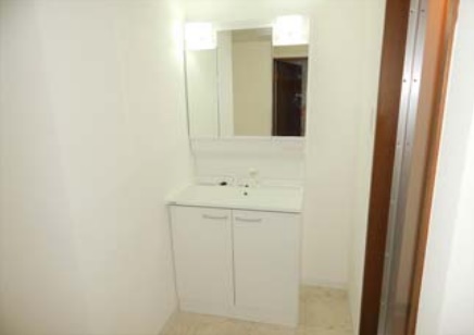 洗面設備　※同建物の別のお部屋の写真です。