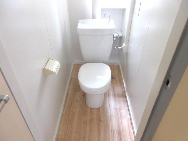 トイレ　明るい窓有り
