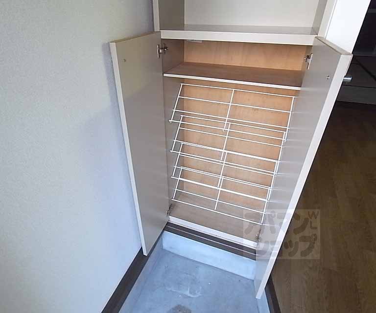 玄関　玄関には靴箱があります