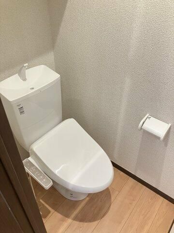 トイレ　落ち着いた色調のトイレです