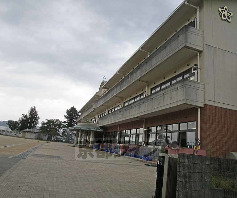 小学校　南丹市立園部小学校（小学校）まで550m