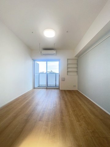 居室・リビング　落ち着いた色合いの床材を使用した居住空間です。