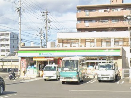 コンビニ　ファミリーマート 中川西伏屋店（コンビニ）まで504m