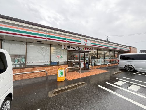 コンビニ　セブンイレブン四日市十七軒町店（コンビニ）まで357m
